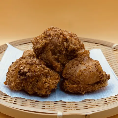 竹ざるに盛った辛い唐揚げ【ハバネロ】